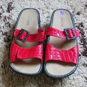 Womens NWOT KAGEN Julie sandal